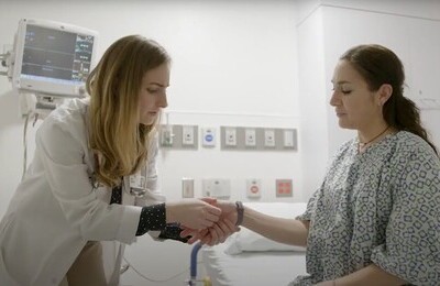 Кодирование Аквилонг в Будённовске Врач держит пациентку за руку