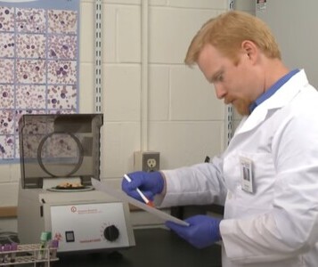 Клиника лечения наркозависимости в Будённовске Врач в кабинете клиники