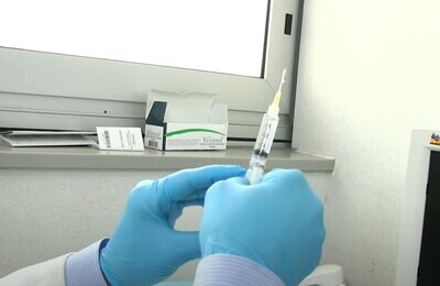 Проведение кодирования Вивитролом в Будённовске Шприц с Вивитролом в руках у врача